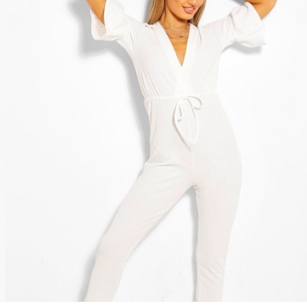 NWT Boohoo plunge front tie waist flutter sleeve white cropped jumpsuit. Size 6.